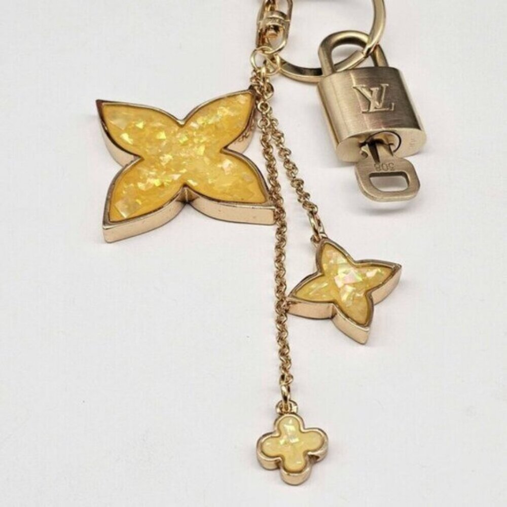 LV Authentic Gold Lock & Key 🔑 Luxury Bag Charm w/ Unbranded Flower Keychain - Picture 3 of 10